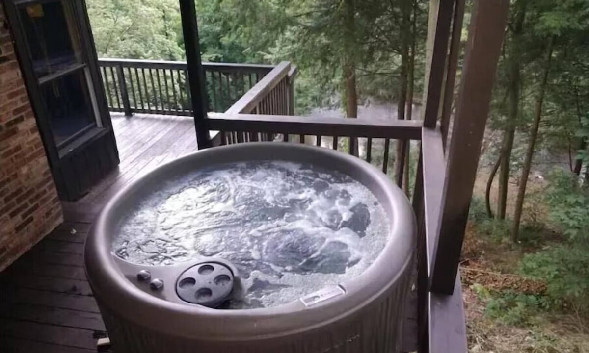 Bellville Apartment | Red Bend cabin overlooking the river with hot tub.