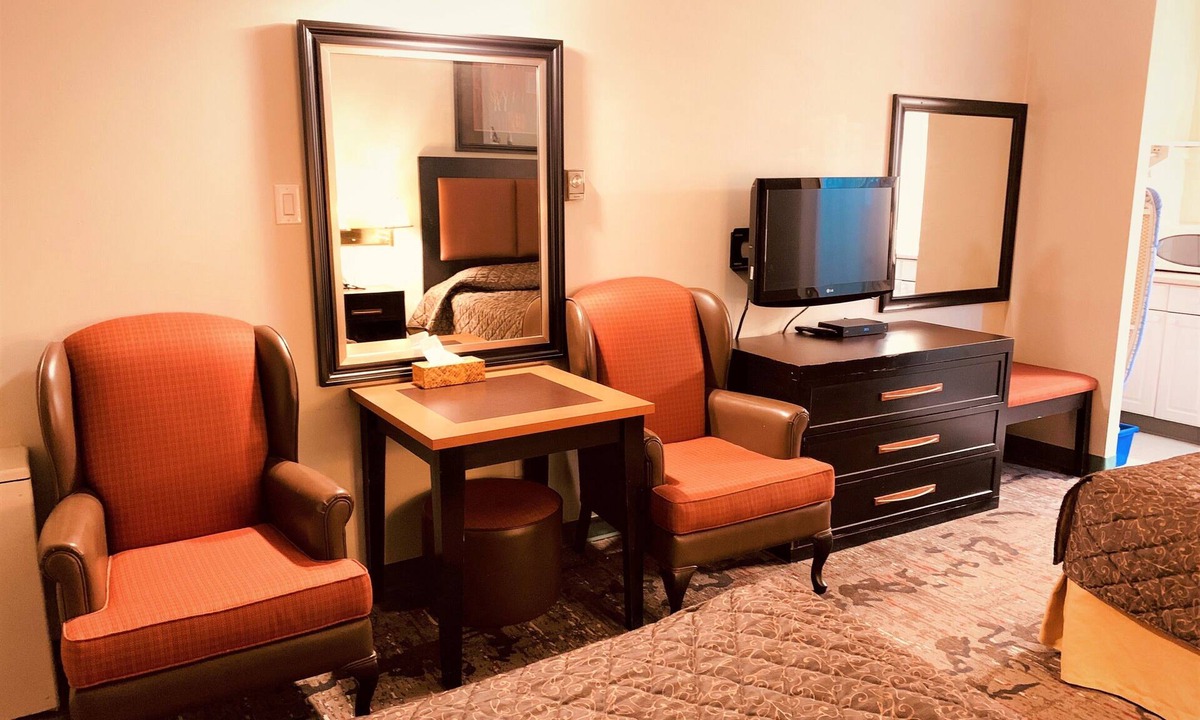 Montgomery Hotel | Red Carpet Inn & Suites Calgary