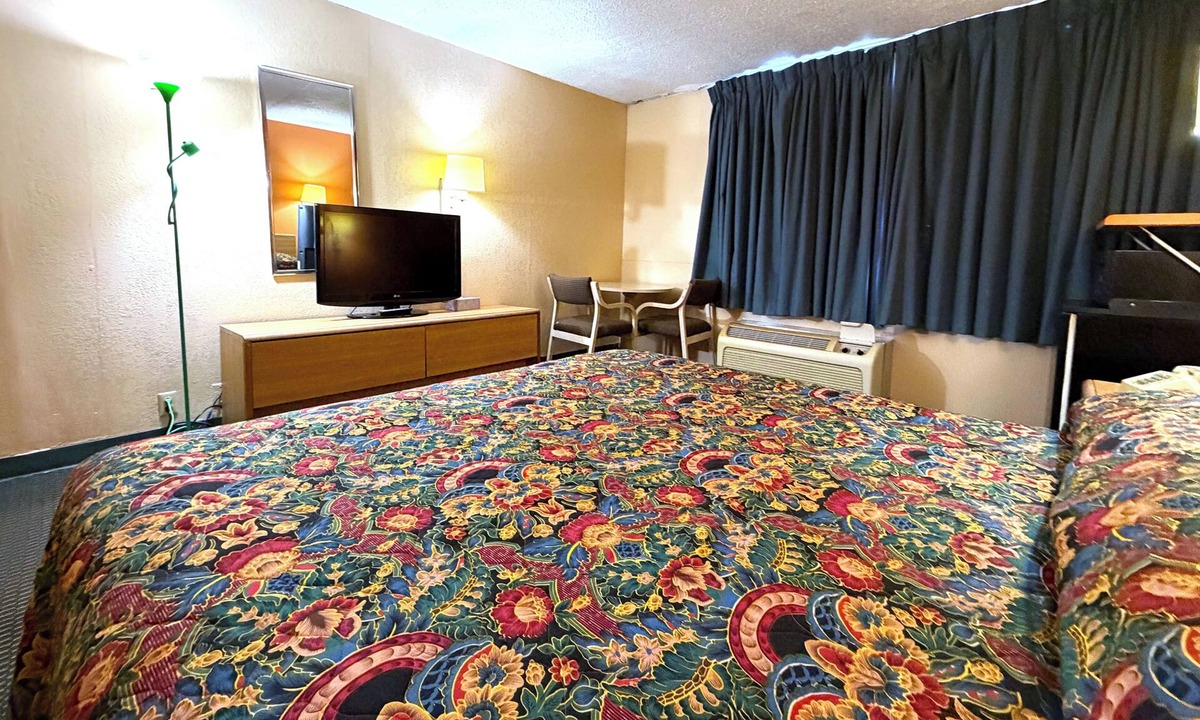 Lima Hotel | Red Carpet Inn & Suites Lima