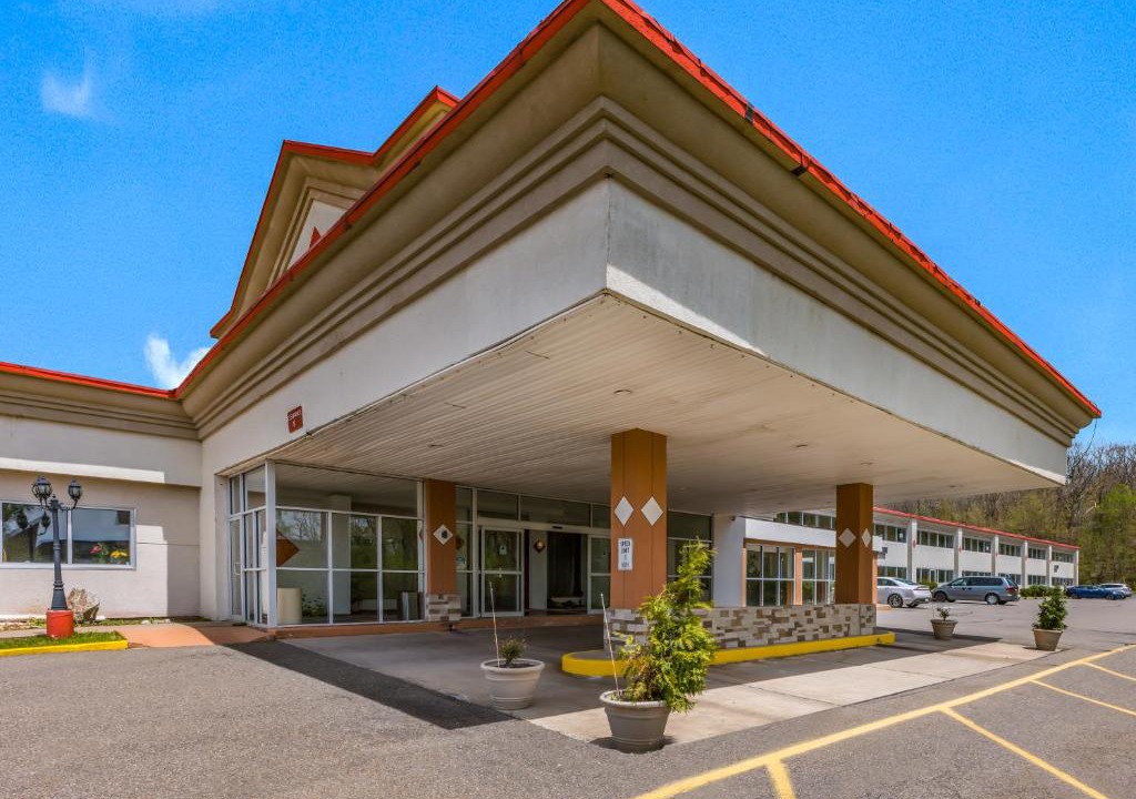 Harleigh Hotel | Red Carpet Inn & Suites