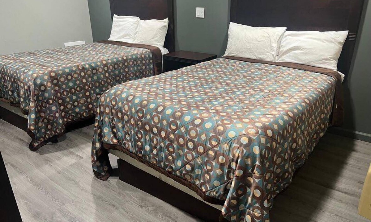 Garfield Heights Hotel | Red Carpet Inn