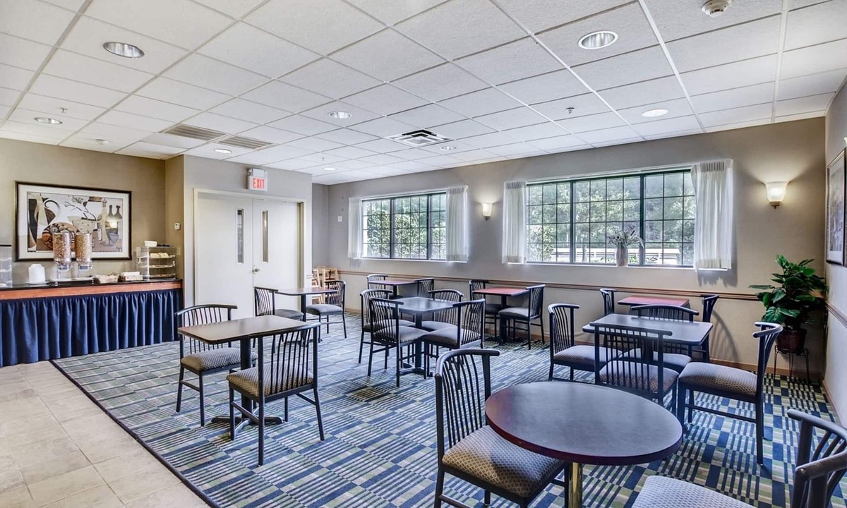 Cedar Knolls Hotel | Red Carpet Inn