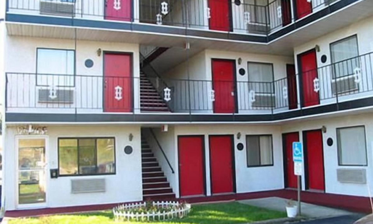 Williamstown Hotel | Red Carpet Inn Williamstown