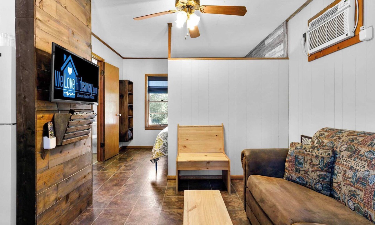 Jenkins Cabin | Red Cedar Cabin - Lakefront Table Rock Lake