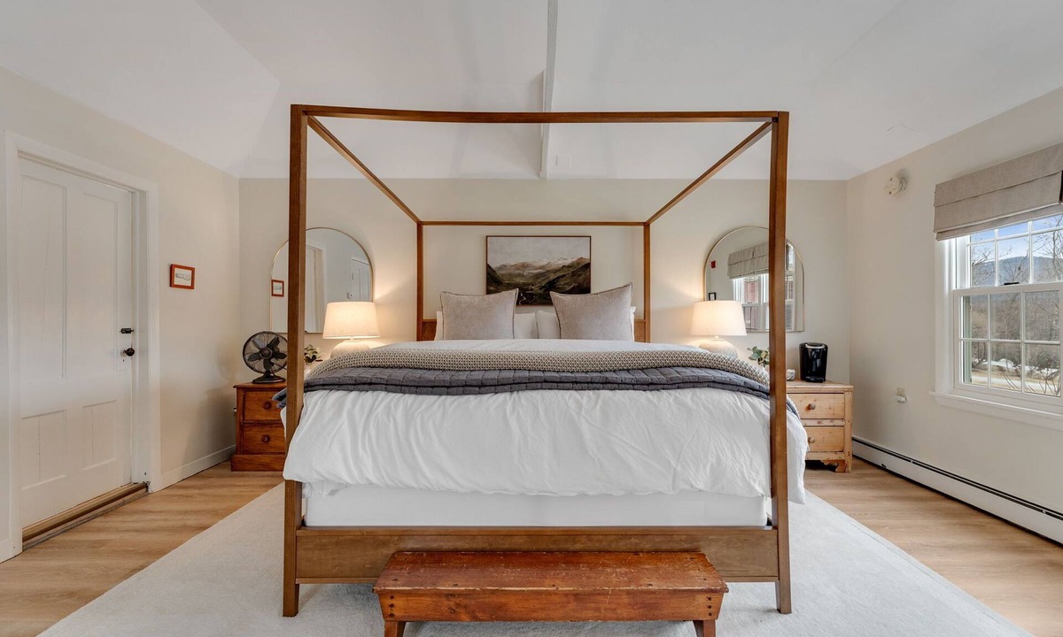 Mendon Apartment | Red Clover Spacious King Suite near Killington