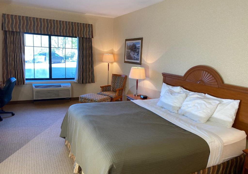 Red Oak Hotel | Red Coach Inn & Suites
