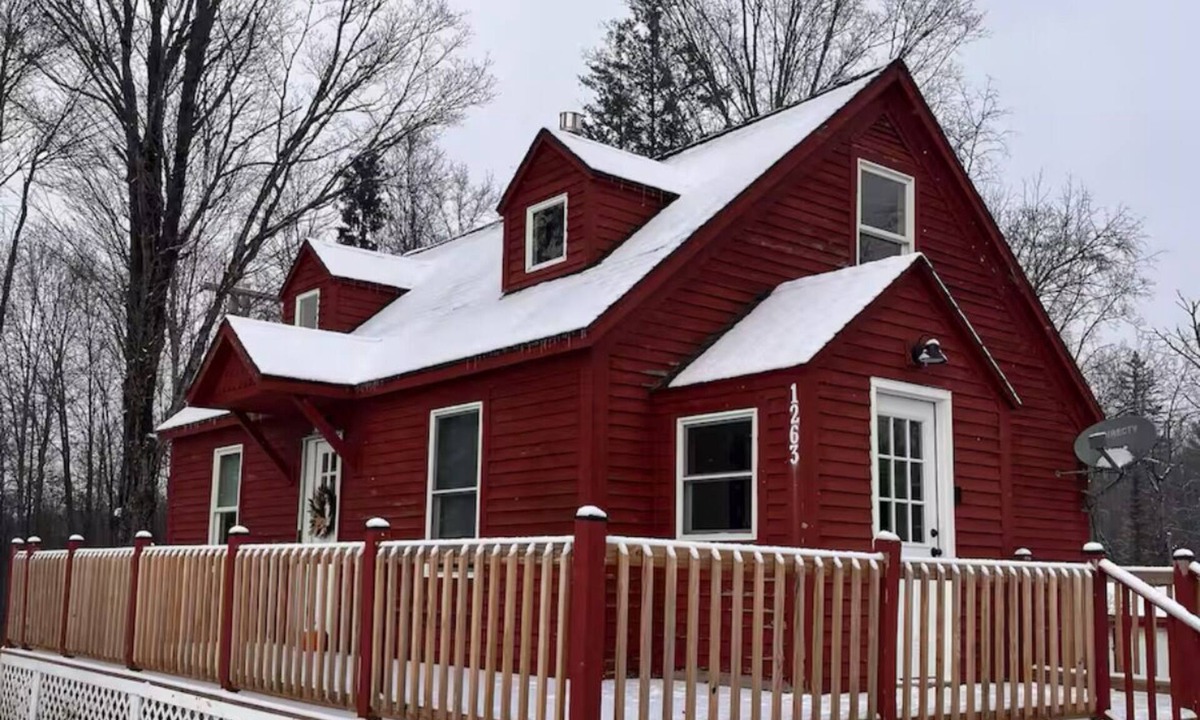 Town of White Creek House | Red Country Escape with Mountain Views