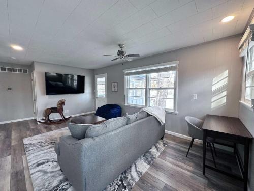 Sunrise Beach House | Red Deer Cabin - Stay for 8
