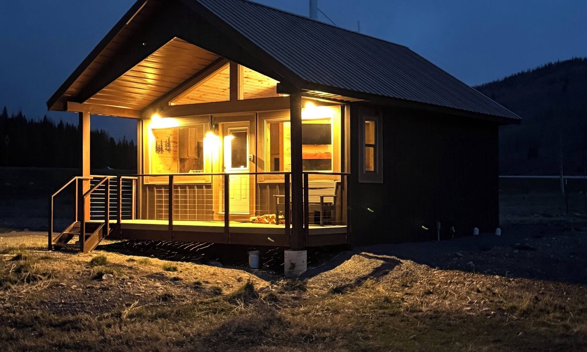 Antonito Cabin | Red Iron Cabin-Cozy 1 bedroom Cabin surrounded by National Forest.