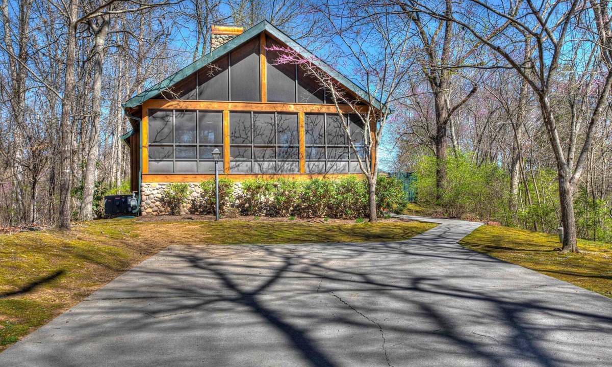 Sevierville Cabin | Red Leaf Lodge nPeaceful Cabin for 6 with Hot Tub & Flat 35'x 20' Parking Pad