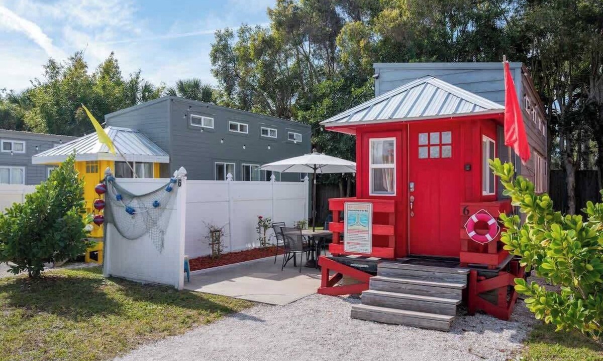 Sarasota Apartment | Red Lifeguard Stand - pet freindly