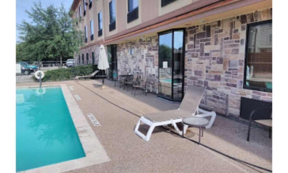 Salmon Creek Apartment | Red Lion Inn - Suites 2