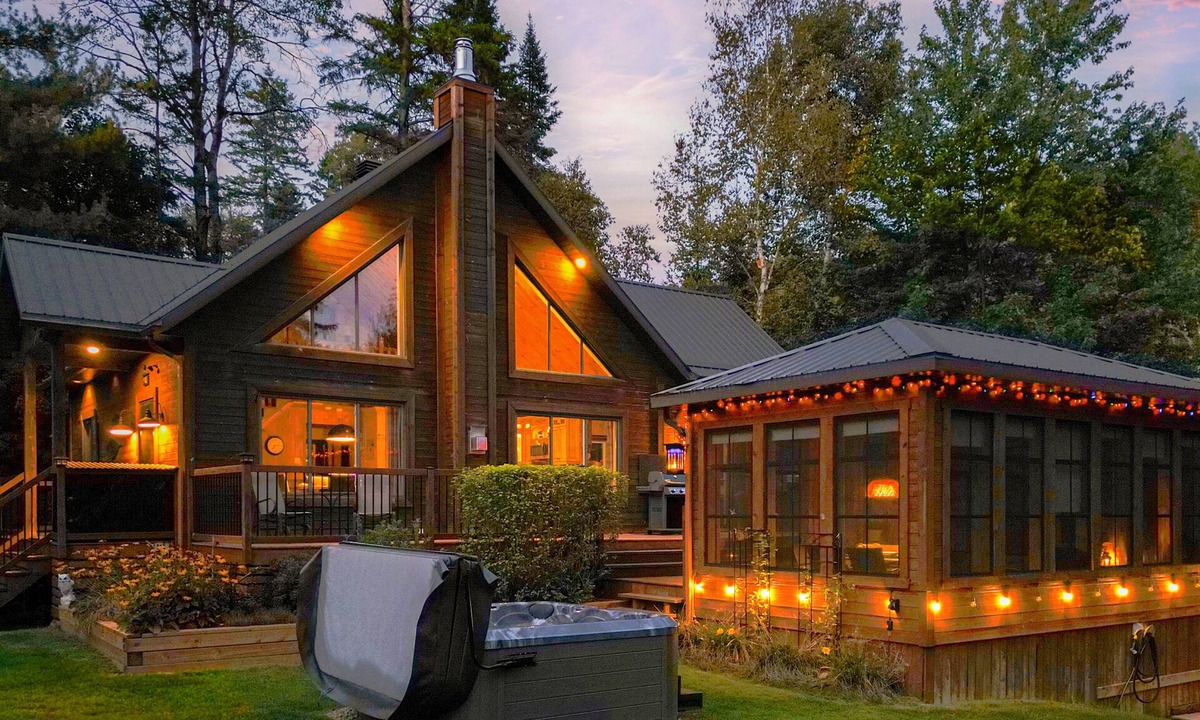 Saint-Alexis-des-Monts Ski Chalet | Red Pines Lodge | 4-Season Spa | BBQ | Riverfront | 4 Kayaks | Mauricie