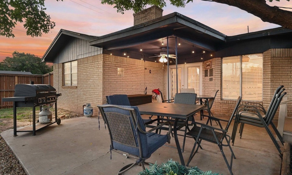 Lubbock House | Red Raider House + Hot Tub + Game Room + 4BR Sleeps 18 + Central LBK
