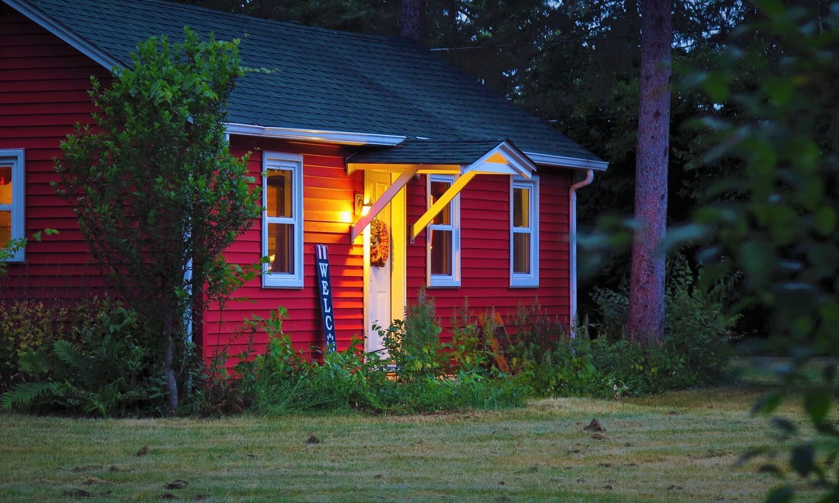 Wasco House | Red Riverfront Cottage w/Firepit & Swings, Blackhawk on the Fox!