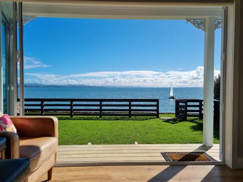 Clarks Beach House | Red Rock Cottage, beachfront luxury