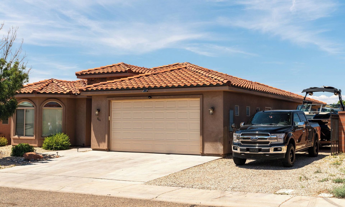 Page House | Red Rock Hangout: Easy Boat Parking + Kid's Game Room + Hot Tub + BBQ + Firepit