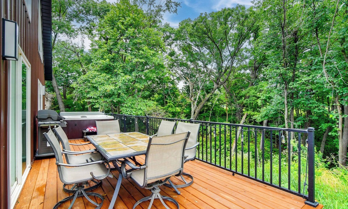 Pella Cabin | 'Red Rock Lodge' w/Hot Tub Near Raceway & Pella!