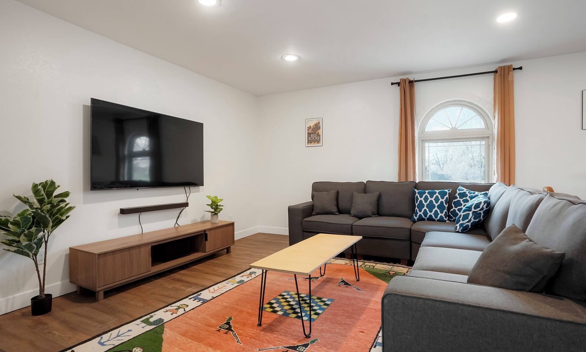 Applewood West House | Red Rocks Retreat Sleeps 12: Sauna, Fire Pit, Grill, Full Kitchen & Pool Table