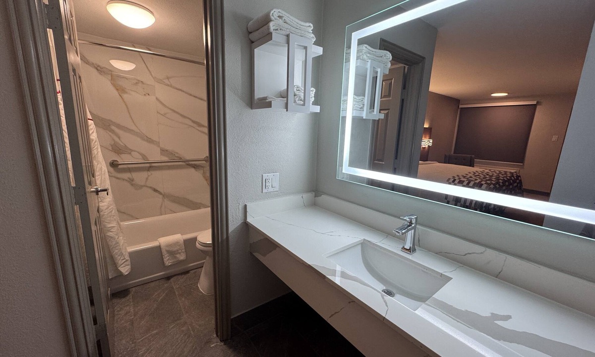 Arlington Hotel | Red Roof Inn Arlington - Entertainment District
