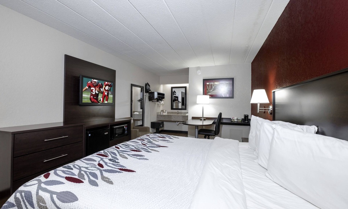Bloomington Hotel | Red Roof Inn Bloomington - Normal/University