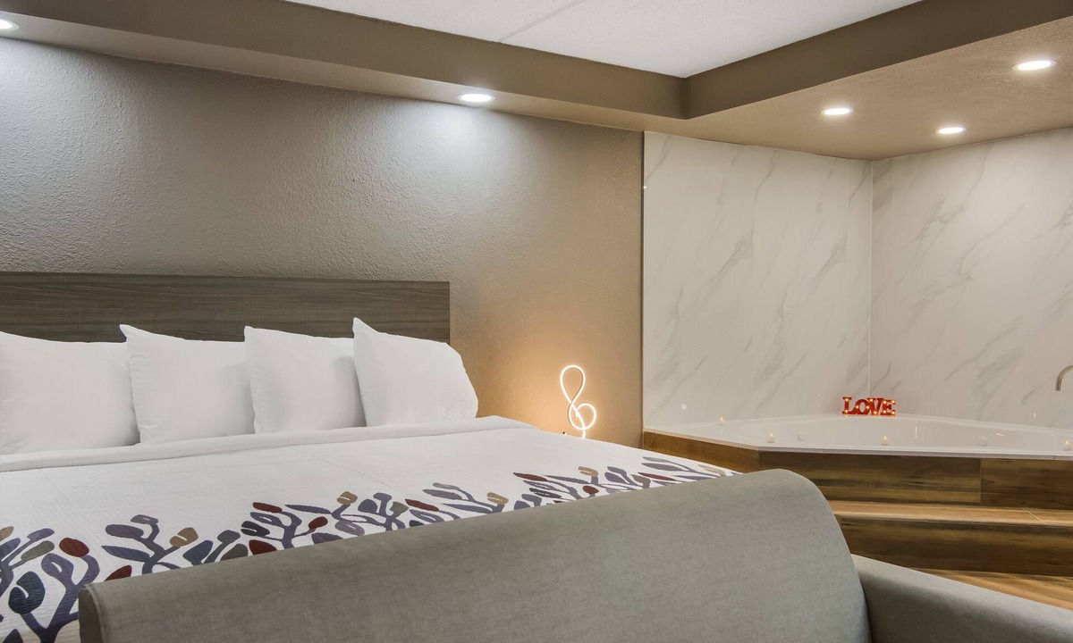 North Aurora Hotel | Red Roof Inn & Conference Center Chicago - Aurora/Fox Valley