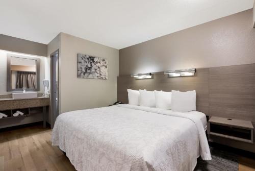 Naperville Hotel | Red Roof Inn PLUS+ Chicago - Naperville