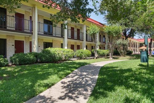 Addison Hotel | Red Roof Inn PLUS+ Dallas - Addison