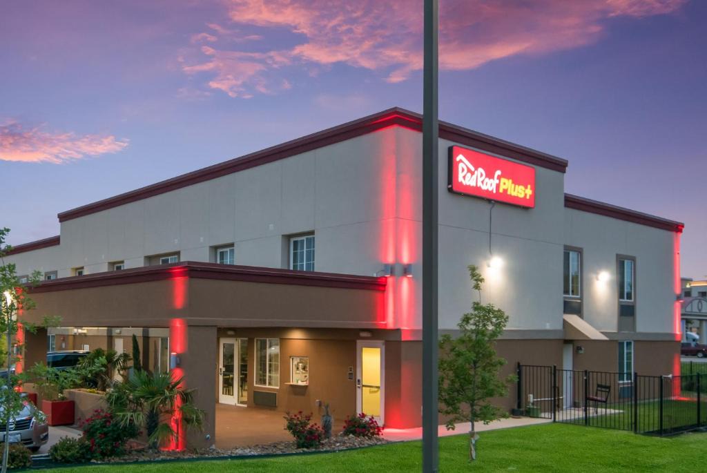 Burleson Hotel | Red Roof Inn PLUS+ Fort Worth - Burleson