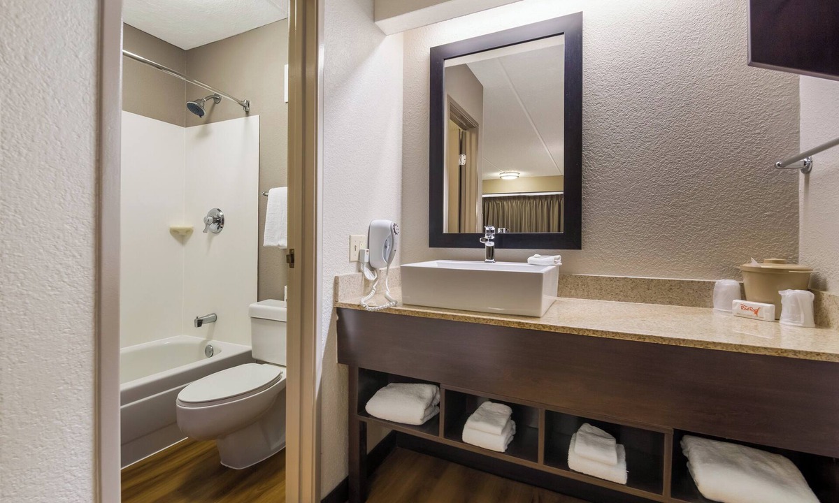 Larkwood Hotel | Red Roof Inn PLUS+ Nashville Airport