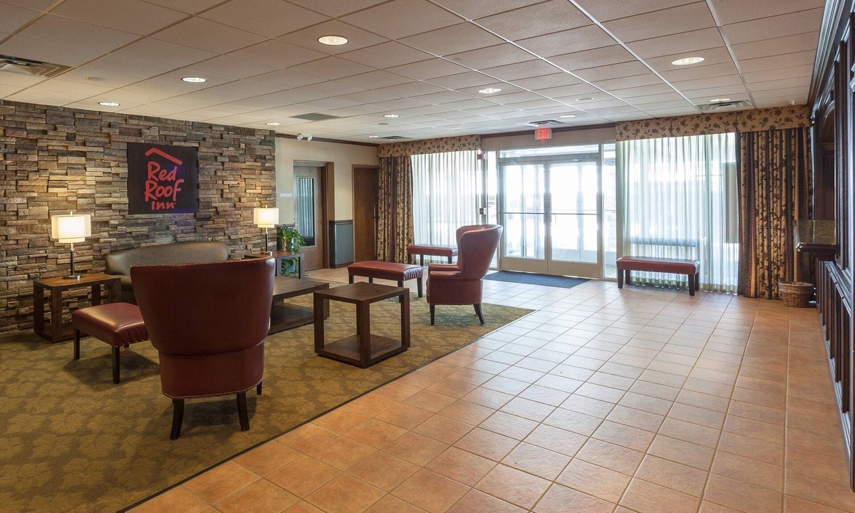 DeKalb Hotel | Red Roof Inn & Suites DeKalb