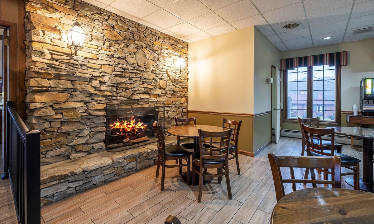 Milnesville Hotel | Red Roof Inn & Suites Hazleton