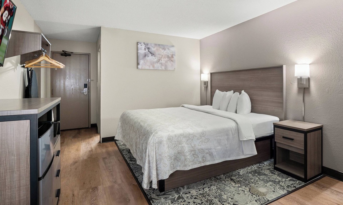 Belleville Hotel | Red Roof PLUS+ Belleville