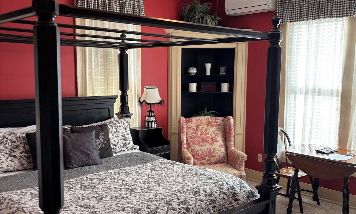 Nacogdoches Bed & Breakfast | Red Room - Hardeman House Bed and Breakfast