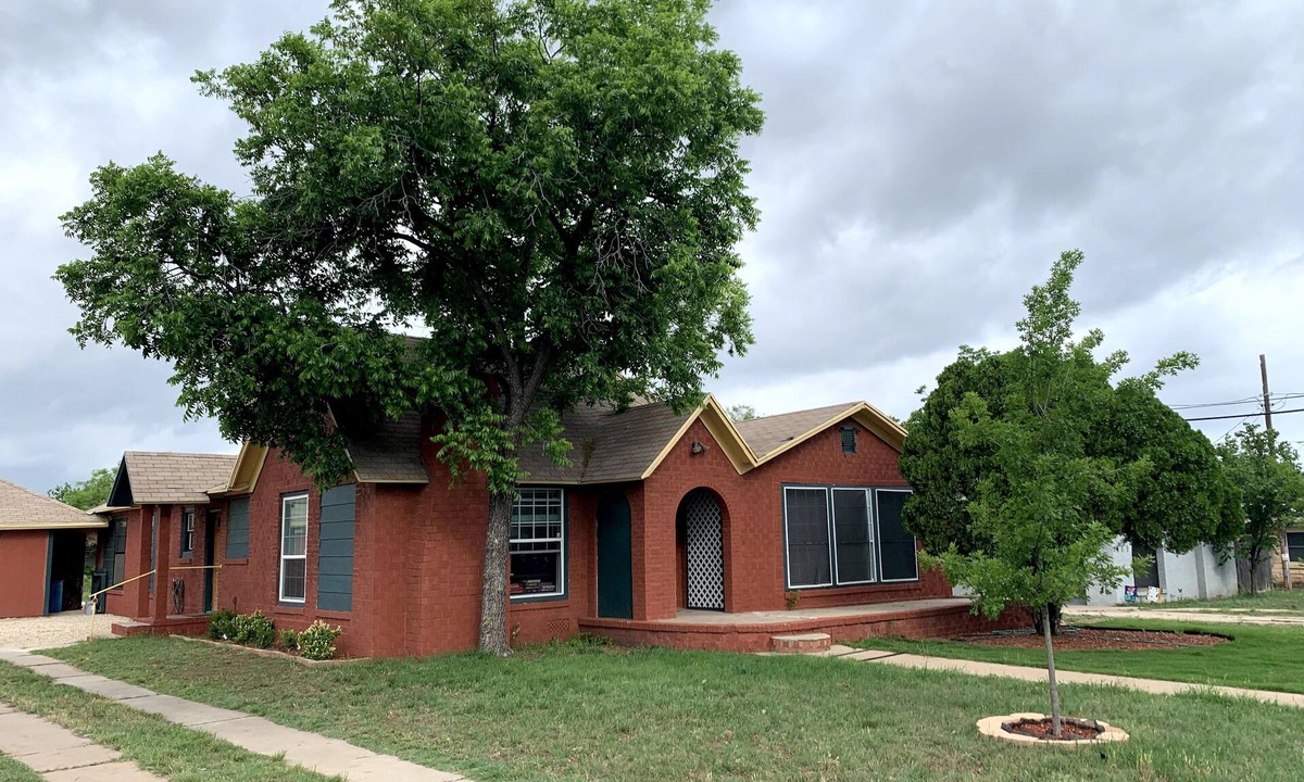 San Angelo House | Red Rooster House - King & Queen bedrooms Easy access to all areas of the city