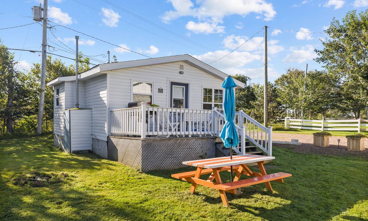 York Cottage | Red Sands, Spacious, 2 BRs, Living Room, Full bathroom & a Patio