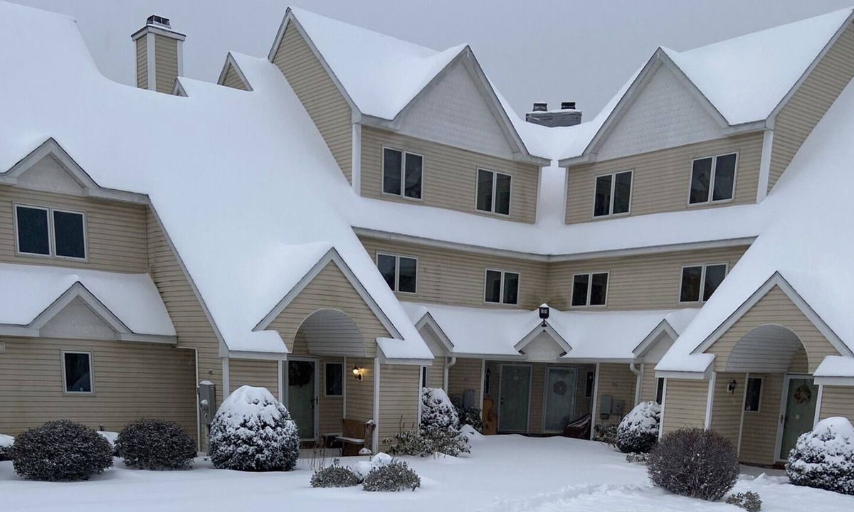 Oak Hill House | Red Sled Retreat at Crystal Pond: 2Br/2Bath Townhome on the Pond!