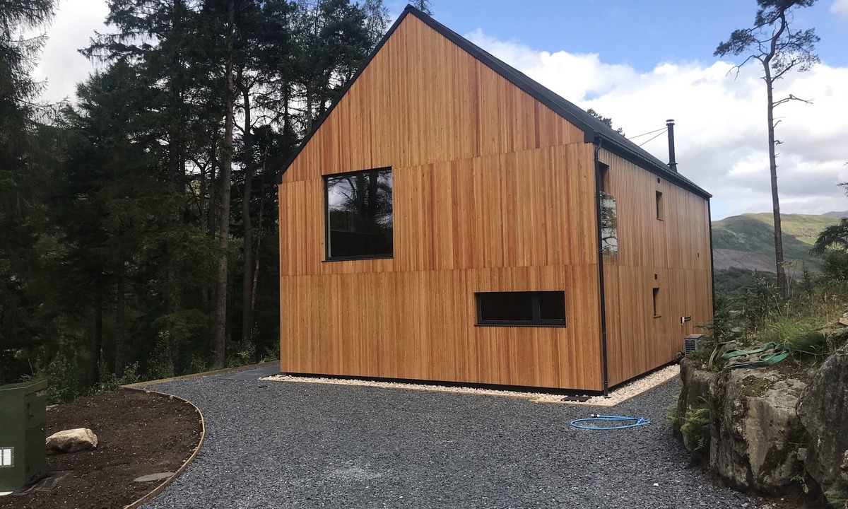 Crianlarich Ski Chalet | Red Stag with stunning loch and waterfall view