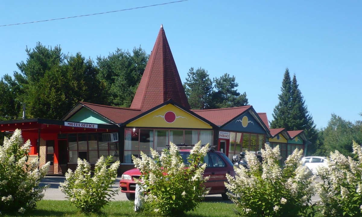 Iron Bridge Hotel | Red Top Motor Inn
