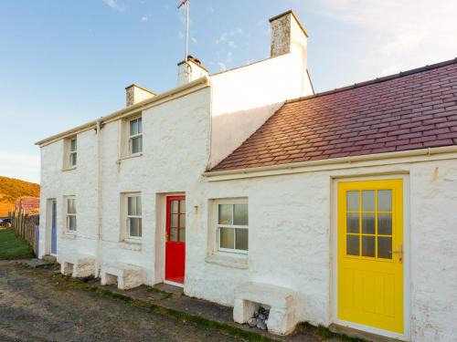 Trefor House | Red - Uk43121