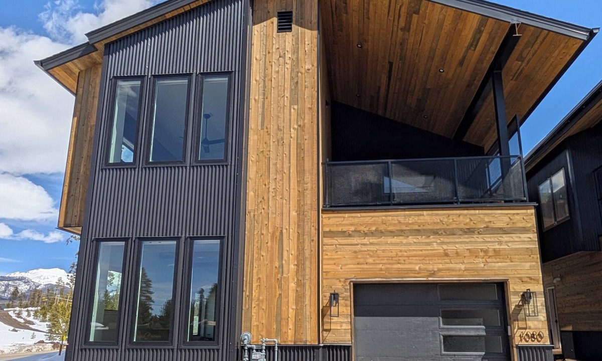 Fraser Ski Chalet | Red Wolf Lodge - new detached home - private hot tub - views - EV charger