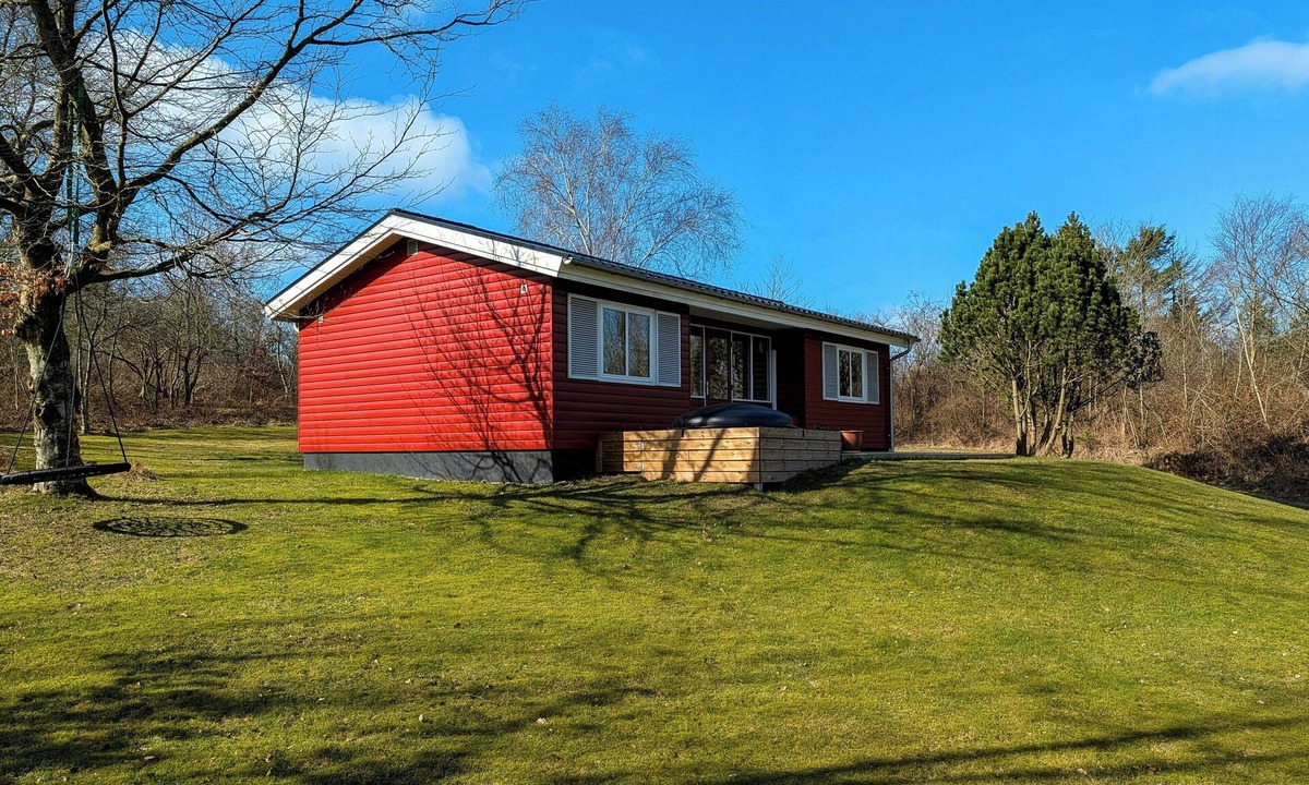 Fur House | Red wooden house with spa near Knudeklinterne