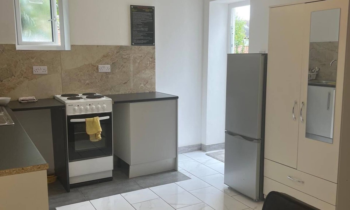 Clayhall Apartment | Redbridge Studio Retreat