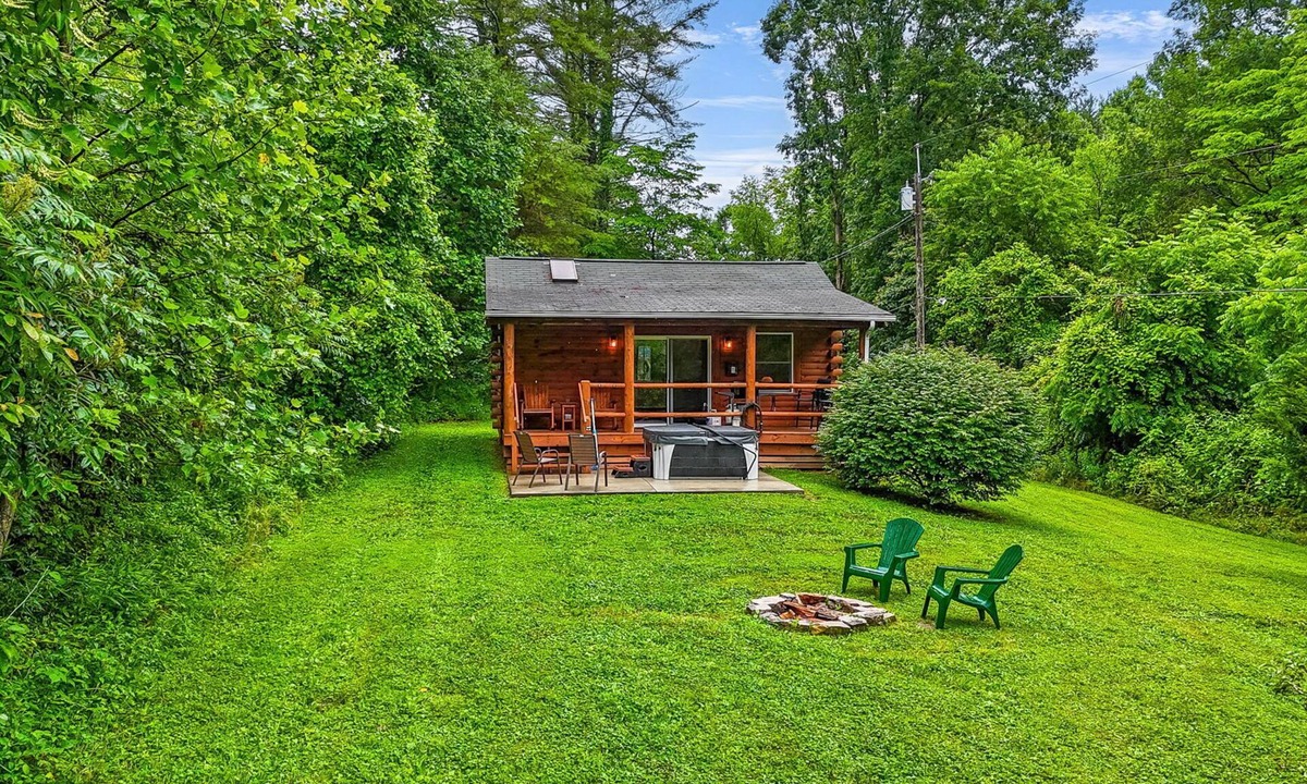 Nelsonville Cabin | Redbud-Cozy cabin in Hocking Hills with Hot Tub!