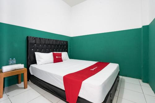 Samarinda Hotel | RedDoorz near Bigmall Samarinda 2