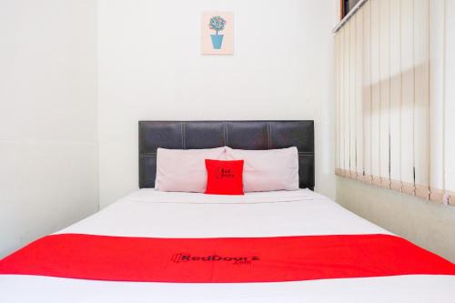 Maguwo Hotel | RedDoorz near Lotte Mart Maguwoharjo Yogyakarta