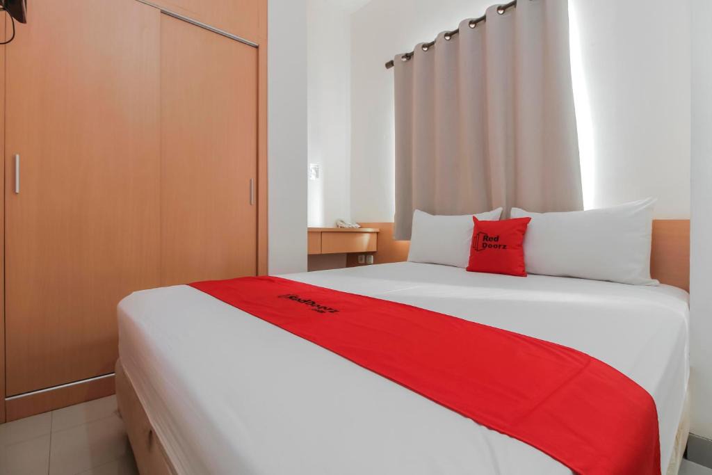 Jaka Sampurna House | RedDoorz Plus near Galaxy Bekasi