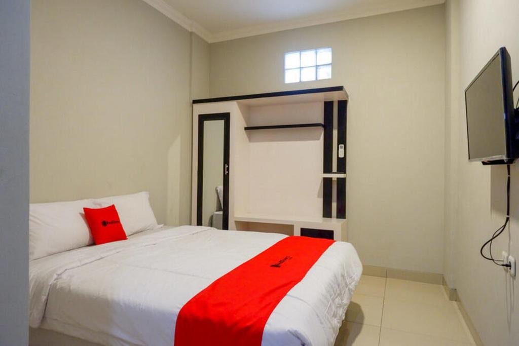 Pogung Lor Hotel | RedDoorz Plus near Jogja City Mall 5