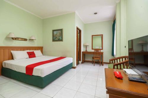Ragunan Hotel | RedDoorz Plus near Kemang Raya
