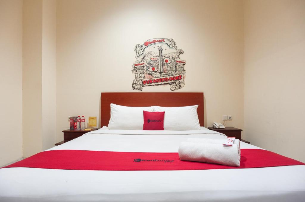 Melawai Hotel | RedDoorz Plus near Plaza Blok M